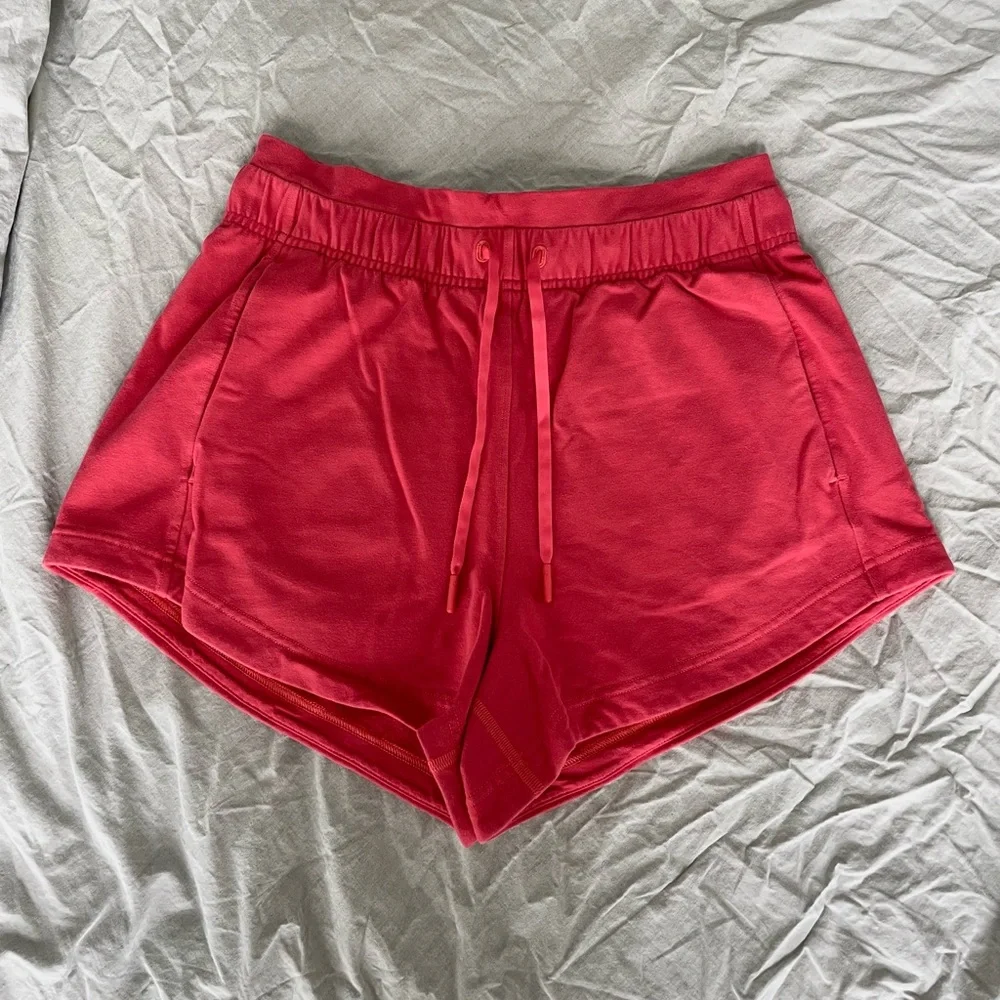 🍋gently used lululemon inner glow shorts sz 6 🍋 - Picture 1 of 5